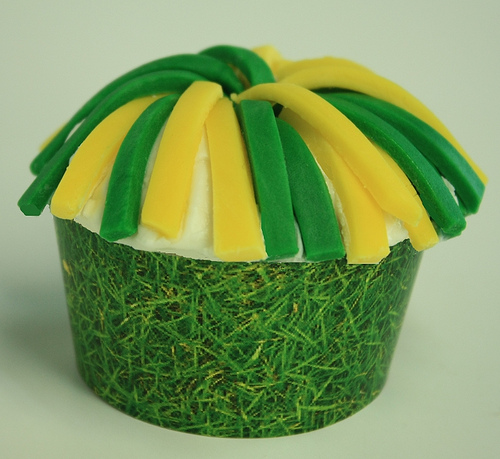 Post image for Cheerleader Pom Pom Cupcakes